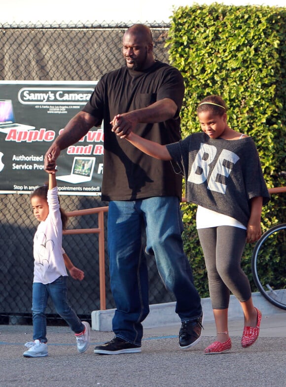 Shaquille O'Neal est de sorti avec ses enfants pour préparer Noël le 21 décembre 2011 à West Hollywood