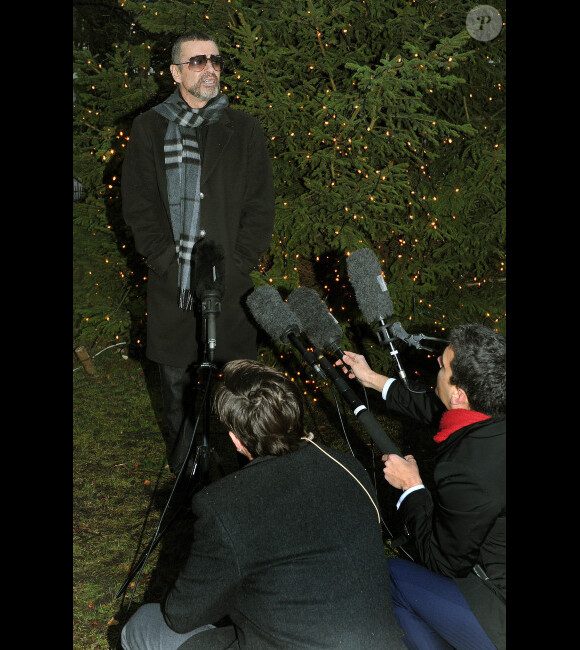 George Michael s'exprime sur son état de santé devant les nombreux journalistes, à Londres, le 23 décembre 2011