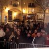 La princesse Clotilde de Savoie, Clotilde Courau, invitée à chanter aux côtés de la chorale du collectif Le Laboratoire des arts sur la scène du petit marché de Noël de Mantes la Jolie le 18 décembre 2011