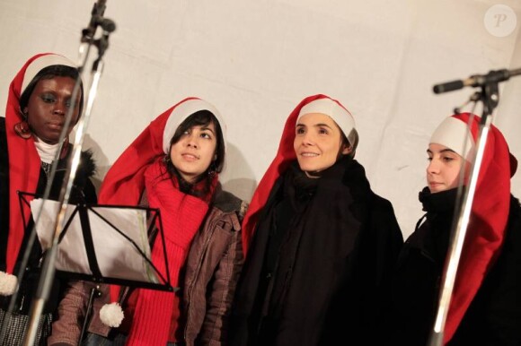 La princesse Clotilde de Savoie, Clotilde Courau, invitée à chanter aux côtés de la chorale du collectif Le Laboratoire des arts sur la scène du petit marché de Noël de Mantes la Jolie le 18 décembre 2011