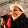 La princesse Clotilde de Savoie, Clotilde Courau : divine en mère Noël lorsqu'elle est invitée à chanter aux côtés de la chorale du collectif Le Laboratoire des arts sur la scène du petit marché de Noël de Mantes la Jolie le 18 décembre 2011
