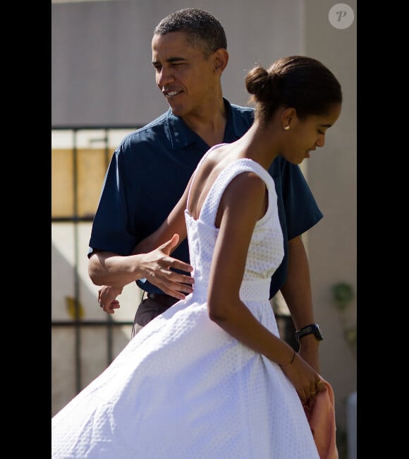 Barack et Michelle Obama avec leurs filles Sasha et Malia le 25 décembre 2011 à Hawaï : Barack Obama est un papa-poule avec ses filles
