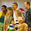 Barack et Michelle Obama visitant une base de la marine nationale le 25 décembre 2011 à Hawaï : de beaux souvenirs pour les militaires et le couple présidentiel