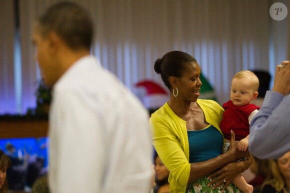 Barack et Michelle Obama visitant une base de la marine nationale le 25 décembre 2011 à Hawaï : l'épouse du président craque avec les bébés