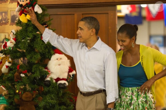 Barack et Michelle Obama visitant une base de la marine nationale le 25 décembre 2011 à Hawaï