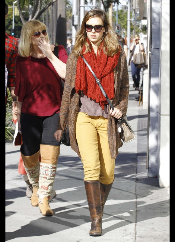 Jessica Alba et sa maman, le 24 décembre 2011 à Los Angeles