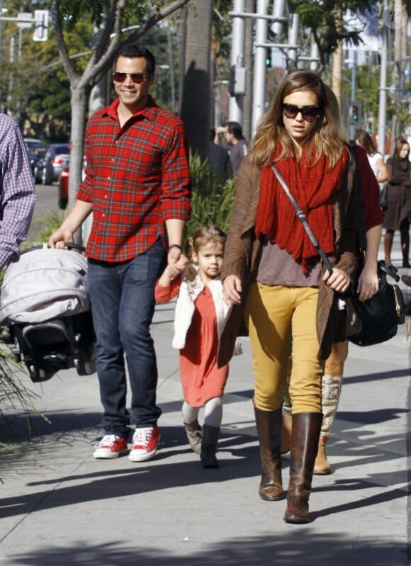 Jessica Alba, son mari Cash Warren, leurs deux enfants et la maman de l'actrice, le 24 décembre 2011 à Los Angeles