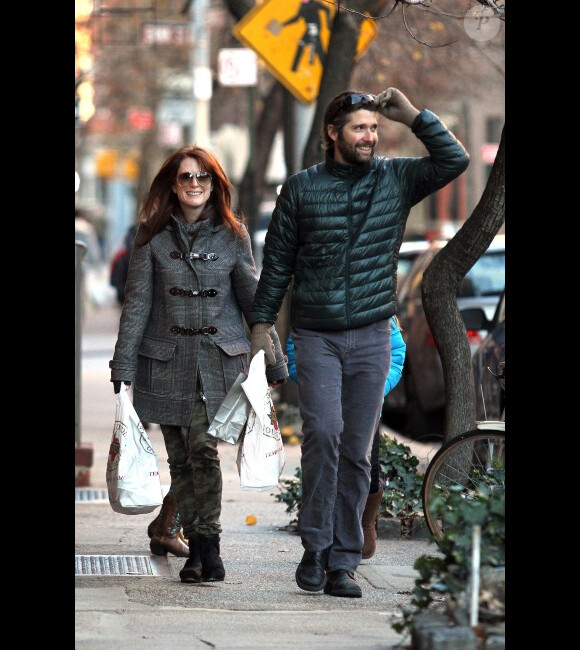 Julianne Moore et son mari Bart Freundlich, le 26 décembre 2011 à New York.