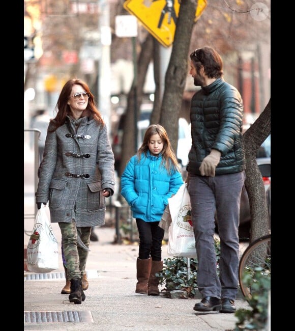 Julianne Moore, son mari Bart Freundlich et leur fille Liv se promènent, le 26 décembre 2011 à New York.