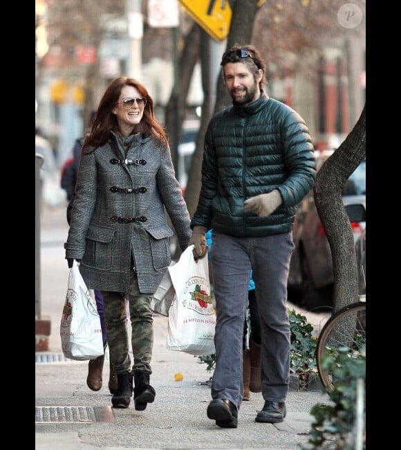 Julianne Moore et son mari Bart Freundlich, le 26 décembre 2011, à New York.