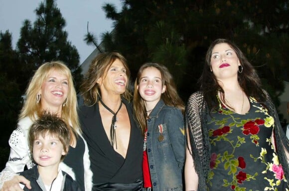 Steven Tyler, sa seconde épouse Teresa Barrick et leurs enfants Taj et Chelsea. La jeune femme sur la droite est Mia Tyler, fille du rockeur et de la regrettée Cynthia Foxe. Ici photographiés à Los Angeles, en avril 2002.