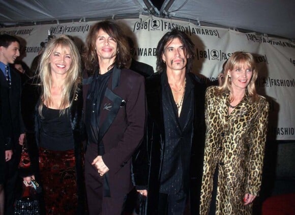 Steven Tyler et sa seconde épouse Teresa Barrick ainsi que Joe Perry d'Aerosmith et sa femme Billie à New York, le 25 octobre 1998.