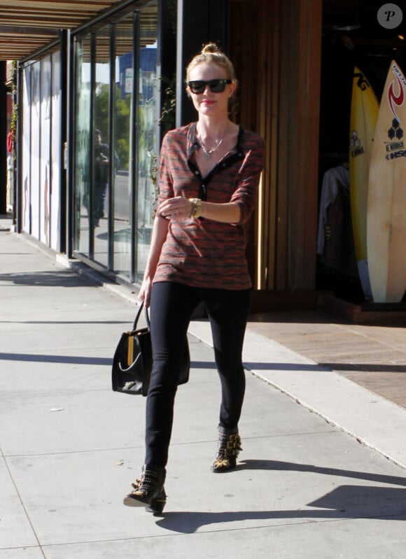 Kate Bosworth sort de la boutique Burton, stylée dans un chemisier Proenza Schouler et des chaussures Chloé. Los Angeles, le 28 décembre 2011.