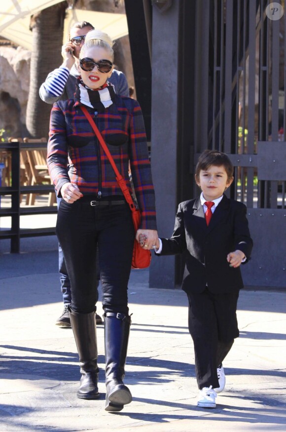 Gwen Stefani en lunettes Prada et veste L.A.M.B, avec son fils Kingston en costume-cravate à Los Angeles, le 24 décembre 2011.