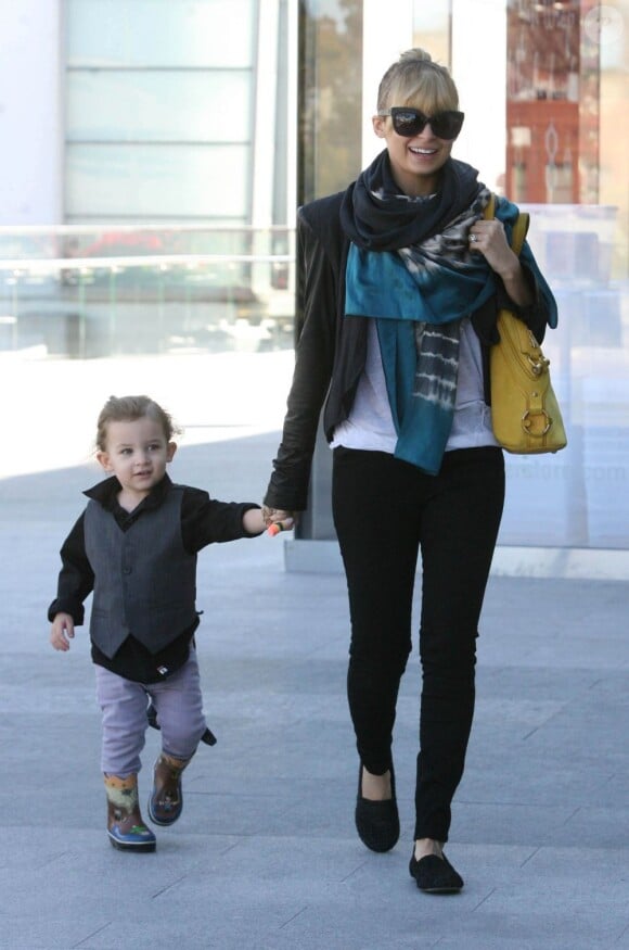 La toujours lumineuse Nicole Richie et son adorable fils Sparrow, en shopping chez Toys"R"Us à Los Angeles, le 23 décembre 2011.