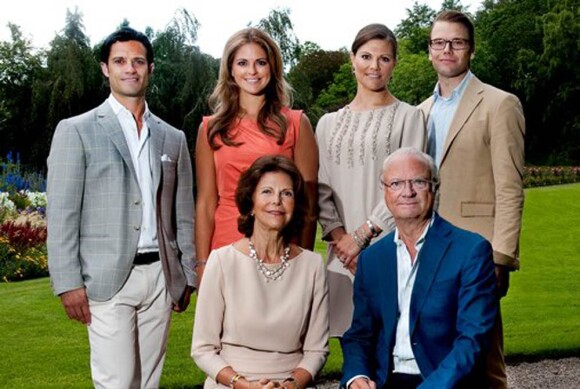 La famille royale dans le parc de sa résidence d'été, Solliden, à l'été 2011. Le cliché accompagne les voeux de bonne année 2012 sur le site officiel de la monarchie suédoise.