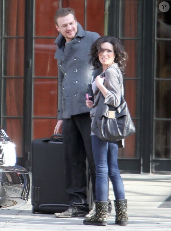 Jason Segel et une belle inconnue, à New York le 2 janvier 2012