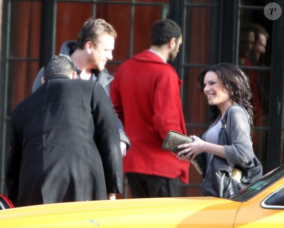 Ils quittent leur hôtel, Jason Segel et une belle inconnue, à New York le 2 janvier 2012