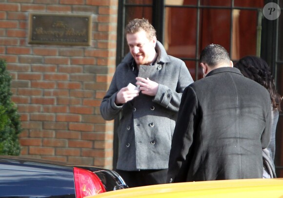 Jason Segel devant son hôtel à New York le 2 janvier 2012