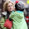 Macy dans les bras de sa mère Edie Falco dans les rues de New York le 15 décembre 2011
