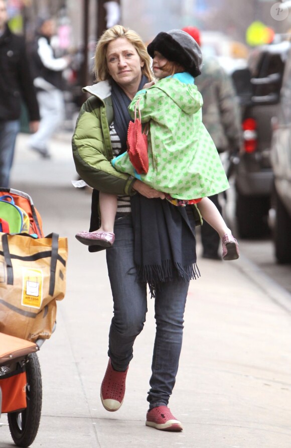 Edie Falco et sa fille Macy dans les rues de New York le 15 décembre 2011