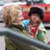 Très complices, Edie Falco et sa fille Macy dans les rues de New York le 15 décembre 2011