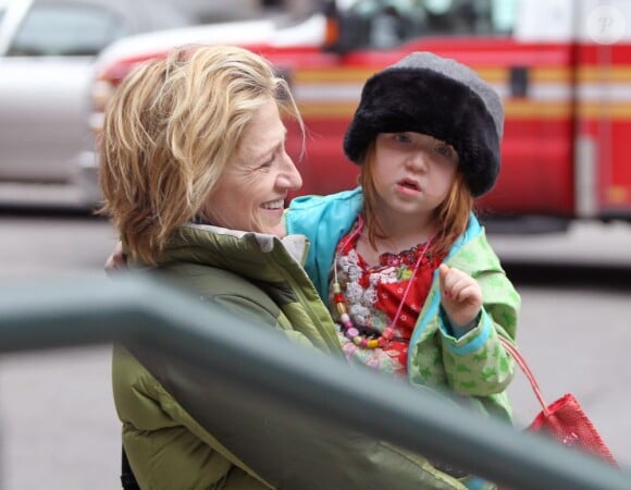 Très complices, Edie Falco et sa fille Macy dans les rues de New York le 15 décembre 2011
