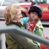Dans la bonne humeur, Edie Falco et sa fille Macy se promènent dans les rues de New York le 15 décembre 2011
