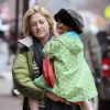 En pleine balade, Edie Falco et sa fille Macy dans les rues de New York le 15 décembre 2011