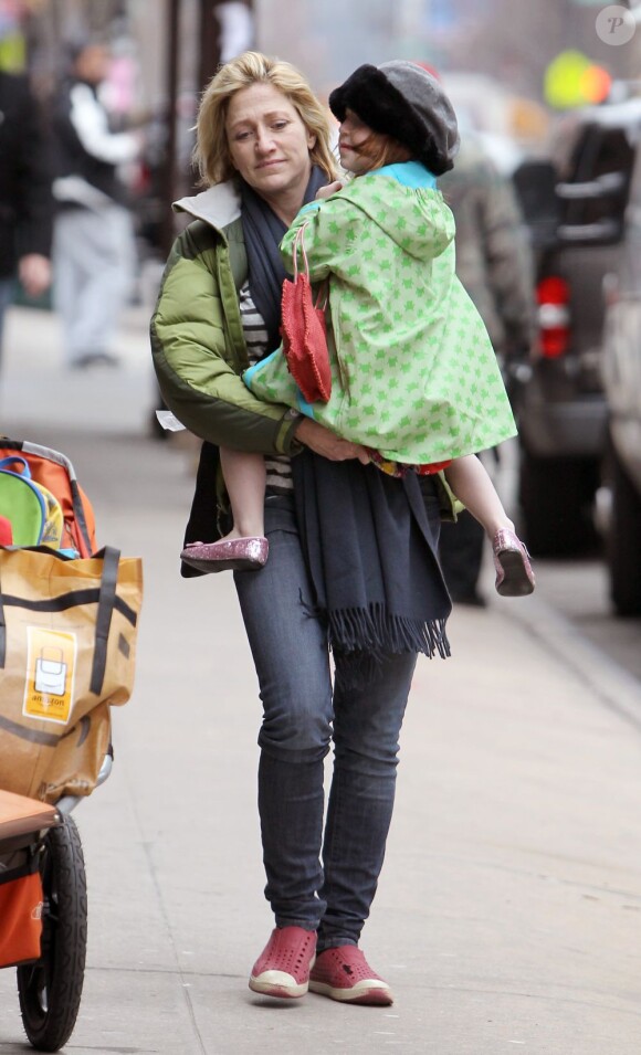 En pleine balade, Edie Falco et sa fille Macy dans les rues de New York le 15 décembre 2011