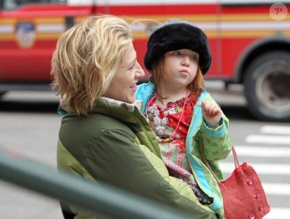Edie Falco et sa fille Macy dans les rues de New York le 15 décembre 2011