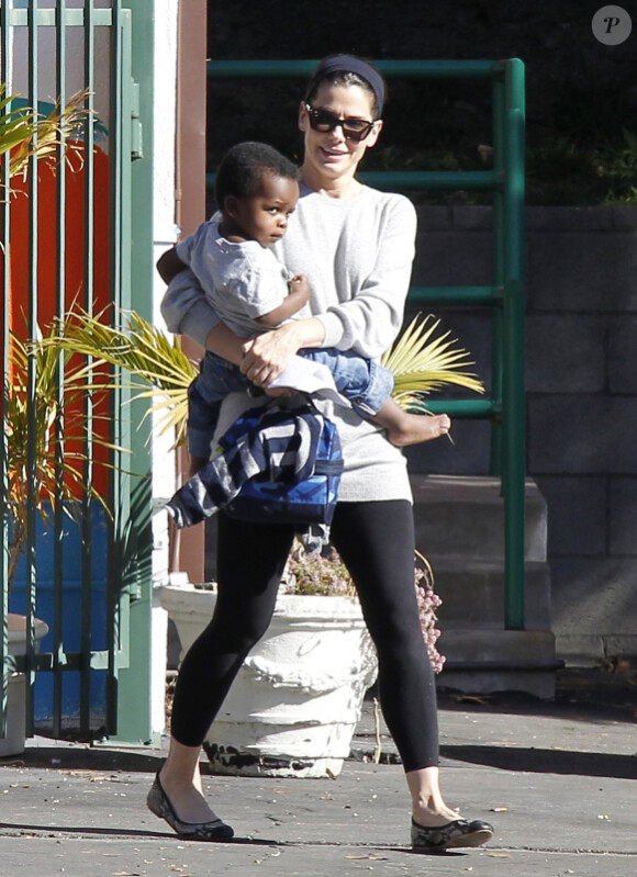 Sandra Bullock et son adorable Louis dans les rues de Los Angeles, le 5 janvier 2012