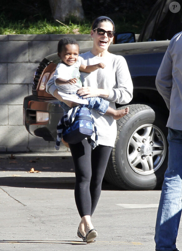 Sandra Bullock et son adorable Louis tout sourire dans les rues de Los Angeles, le 5 janvier 2012
