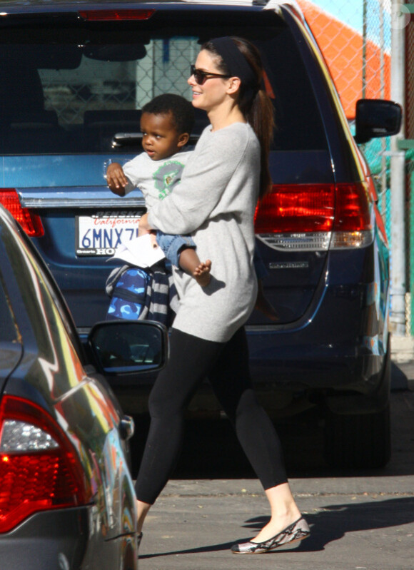 Sandra Bullock et son petit Louis dans les rues de Los Angeles, le 5 janvier 2012