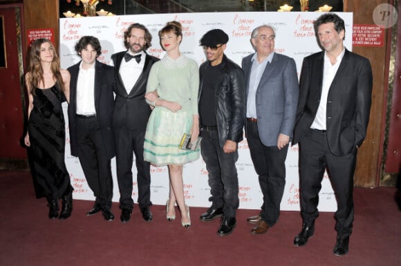 Elisa Sednaoui, Gaspard Proust, Frédéric Beigbeder, Louise Bourgoin, JoeyStarr, et l'équipe du film lors de l'avant-première de L'amour dure trois ans à Paris le 7 janvier 2012