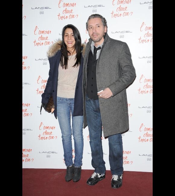 Atmen Kelif, bien accompagné, lors de l'avant-première de L'amour dure trois ans à Paris le 7 janvier 2012