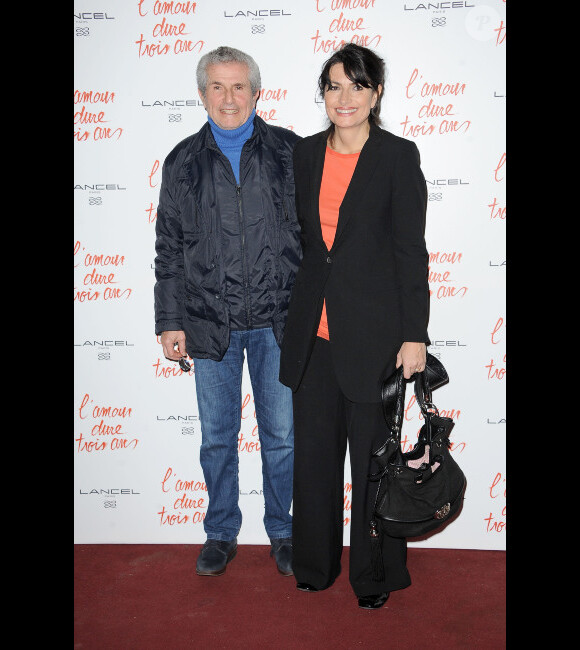 Claude Lelouche et sa compagne Valérie lors de l'avant-première de L'amour dure trois ans à Paris le 7 janvier 2012