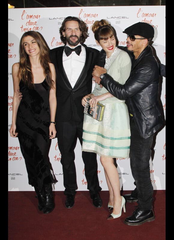Elisa Sednaoui, Frédéric Beigbeder, Louise Bourgoi, et JoeyStarr lors de l'avant-première du film L'amour dure trois ans le 7 janvier 2012
