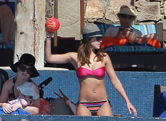 Jessica Alba ne loupe aucune occasion de faire un peu de sport sous le soleil de Cabo San Lucas, au Mexique. Fin décembre 2011.