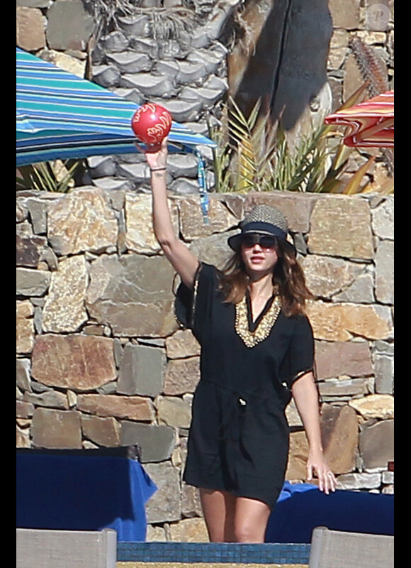 Jessica Alba sous le soleil de Cabo San Lucas au Mexique. Fin décembre 2011.