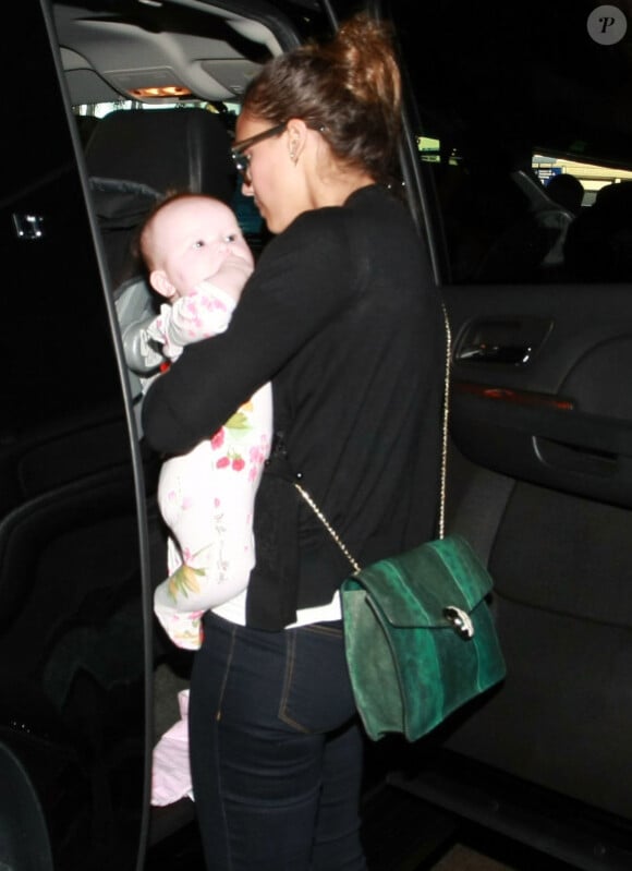 Jessica Alba rentre du Mexique. Ici, à l'aéroport LAX de Los Angeles. Début janvier 2012.