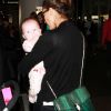 Jessica Alba rentre du Mexique. Ici, avec son adorable fille Haven dans les bras à l'aéroport LAX de Los Angeles. Début janvier 2012.