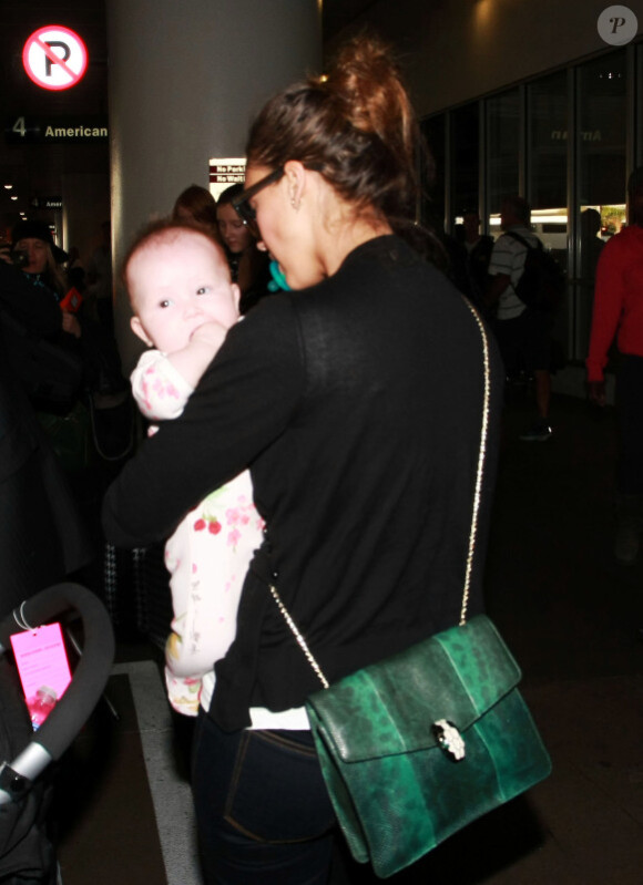 Jessica Alba rentre du Mexique. Ici, avec son adorable fille Haven dans les bras à l'aéroport LAX de Los Angeles. Début janvier 2012.