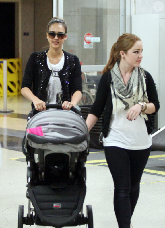 Jessica Alba rentre du Mexique. Ici, à l'aéroport LAX de Los Angeles. Début janvier 2012.