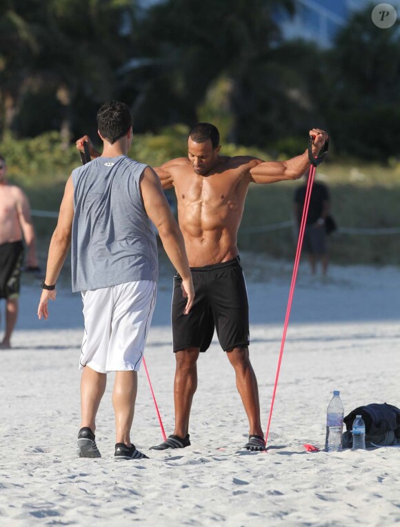 Craig David s'entraîne dur sur une plage de Miami, le 7 janvier 2012.