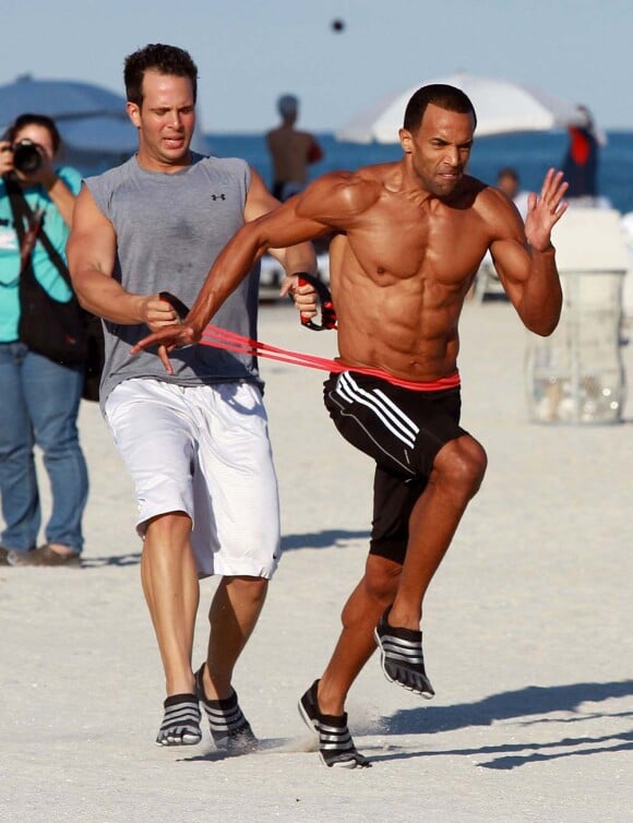 Craig David s'entraîne en compagnie de son coach, sur une plage de Miami, le 7 janvier 2012.