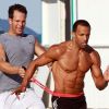 Craig David s'entraîne, en compagnie de son coach, sur une plage de Miami, le 7 janvier 2012.