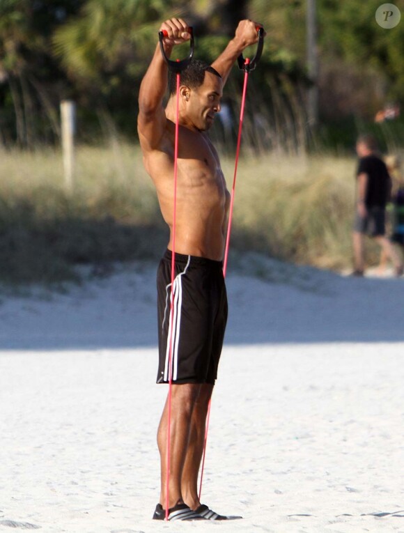 Craig David s'entraîne sur une plage de Miami, le 7 janvier 2012. Sur Twitter, il ne parle que de ça !
