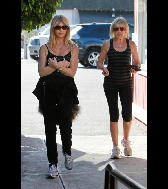 Goldie Hawn et sa mère se promènent à Pacific Palisades dans Los Angeles le 8 janvier 2012