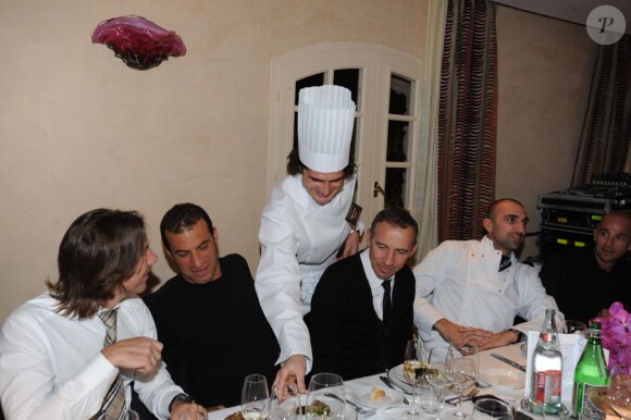 Sébastien Perez fait le service pour Eric Roy et Jérôme Alonzo lors de la soirée des Toques et des Sportifs aux Gorges de Pennafort à la Calas dans le Var le 29 novembre 2011